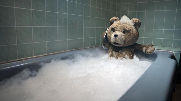 Ted dans son bain avec son téléphone